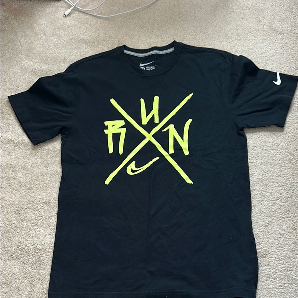 Nike Men's Black and Yellow Graphic T-Shirt